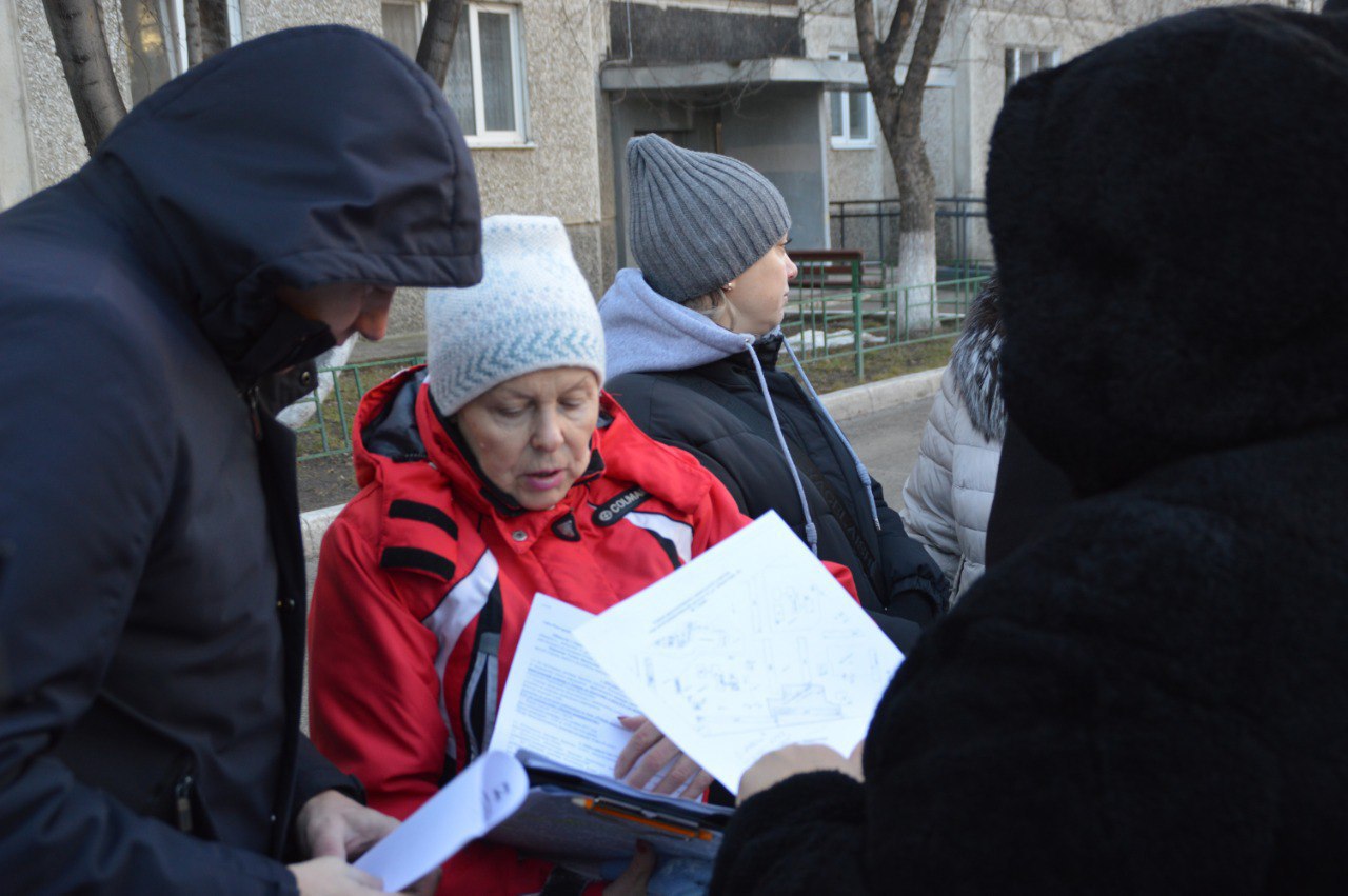 ВАО: На дворовой территории дома № 43 по улице Широтной прошла рабочая встреча с жителями, в которой приняли участие исполняющий обязанности руководителя управы Иван Хохряков, депутат Тюменской городской думы Александр... ВАО: На дворовой территории дома № 43 по улице Широтной прошла рабочая встреча с жителями, в которой приняли участие исполняющий обязанности руководителя управы Иван Хохряков, депутат Тюменской городской думы Александр...