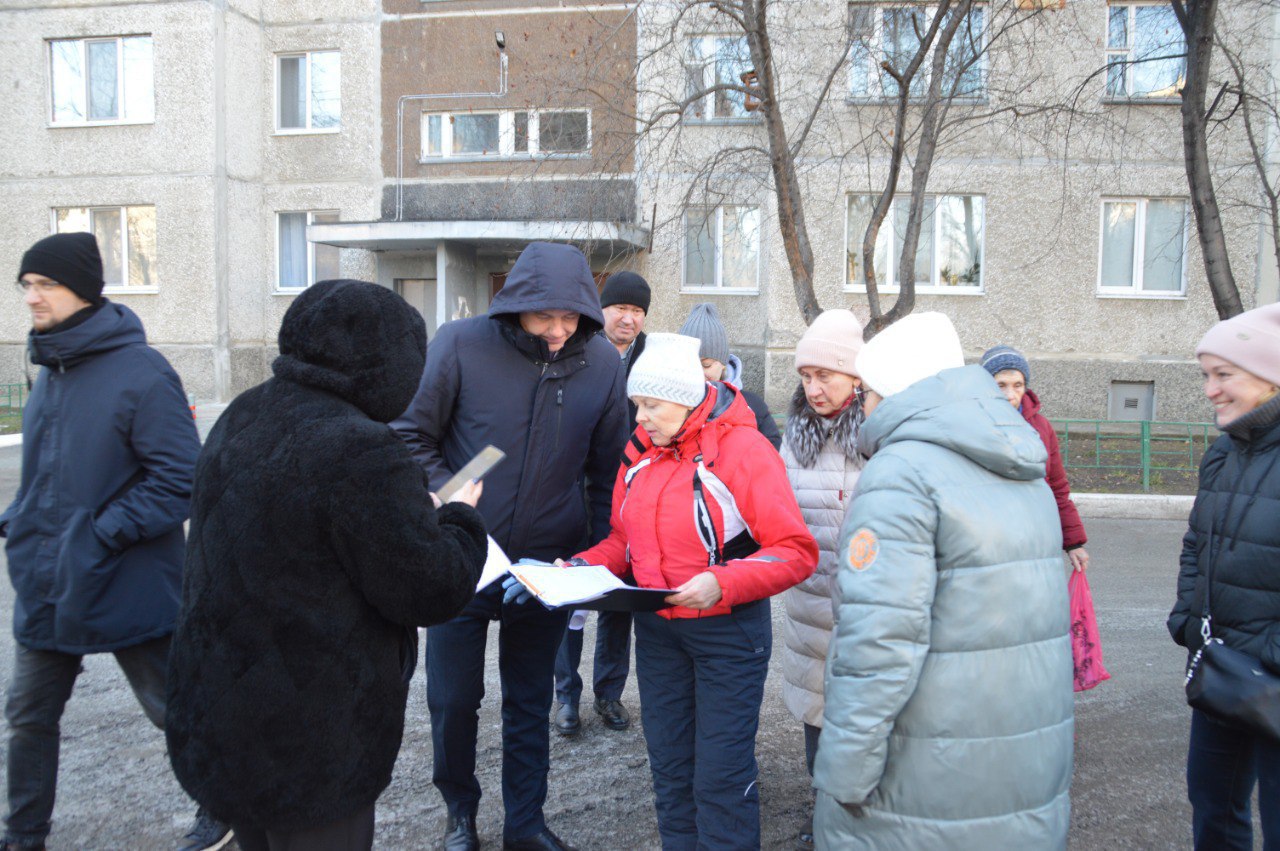 ВАО: На дворовой территории дома № 43 по улице Широтной прошла рабочая встреча с жителями, в которой приняли участие исполняющий обязанности руководителя управы Иван Хохряков, депутат Тюменской городской думы Александр... ВАО: На дворовой территории дома № 43 по улице Широтной прошла рабочая встреча с жителями, в которой приняли участие исполняющий обязанности руководителя управы Иван Хохряков, депутат Тюменской городской думы Александр...