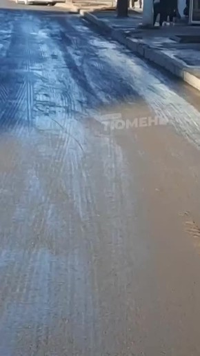 Тюмень сковала ледяная корка — на дорогах опасно