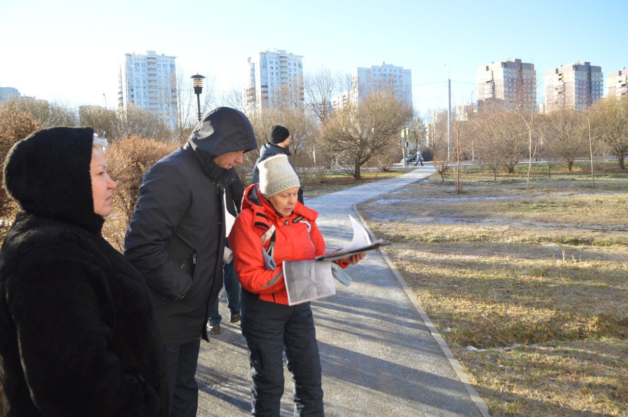 ВАО: На дворовой территории дома № 43 по улице Широтной прошла рабочая встреча с жителями, в которой приняли участие исполняющий обязанности руководителя управы Иван Хохряков, депутат Тюменской городской думы Александр... ВАО: На дворовой территории дома № 43 по улице Широтной прошла рабочая встреча с жителями, в которой приняли участие исполняющий обязанности руководителя управы Иван Хохряков, депутат Тюменской городской думы Александр...