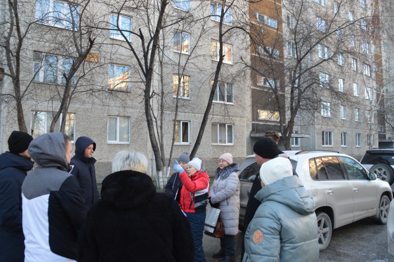 ВАО: На дворовой территории дома № 43 по улице Широтной прошла рабочая встреча с жителями, в которой приняли участие исполняющий обязанности руководителя управы Иван Хохряков, депутат Тюменской городской думы Александр...