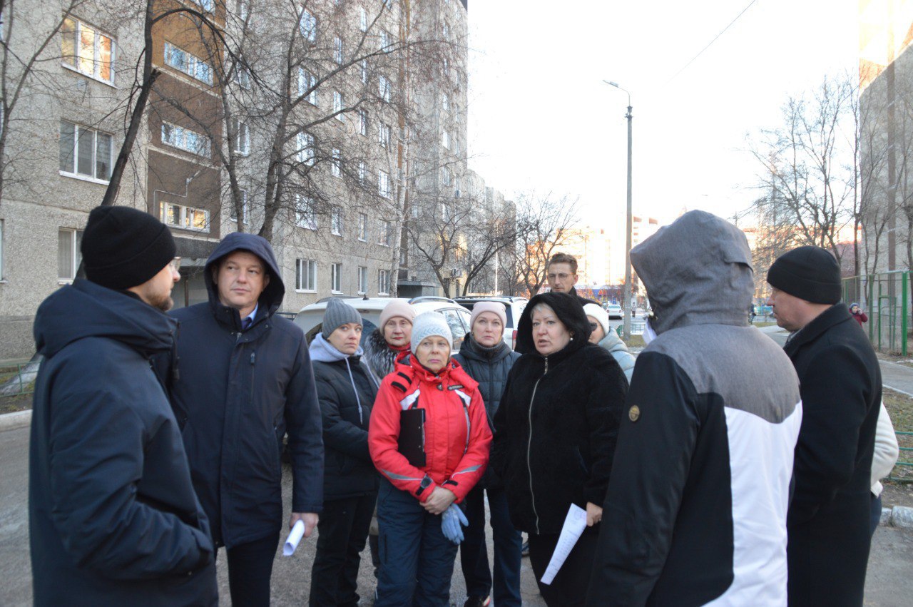 ВАО: На дворовой территории дома № 43 по улице Широтной прошла рабочая встреча с жителями, в которой приняли участие исполняющий обязанности руководителя управы Иван Хохряков, депутат Тюменской городской думы Александр... ВАО: На дворовой территории дома № 43 по улице Широтной прошла рабочая встреча с жителями, в которой приняли участие исполняющий обязанности руководителя управы Иван Хохряков, депутат Тюменской городской думы Александр...