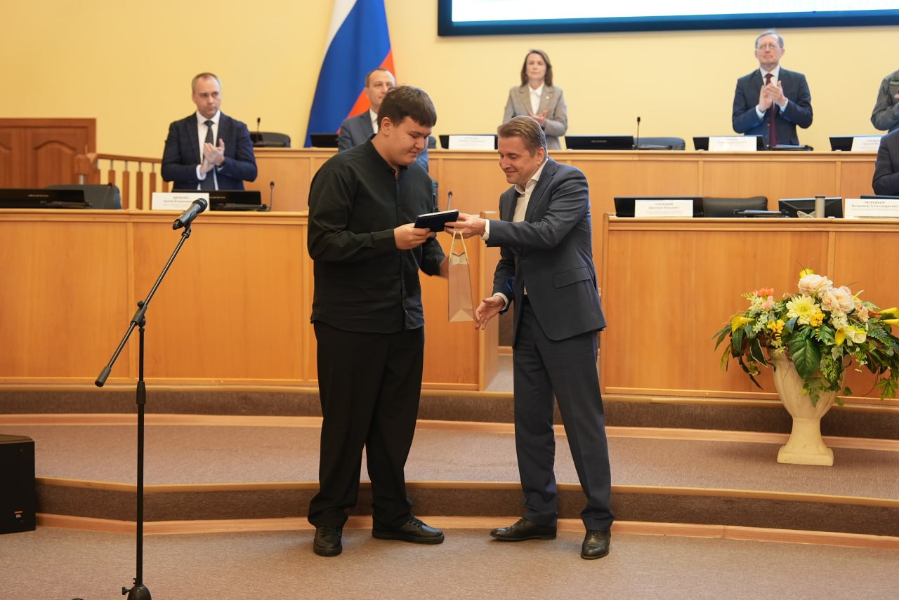 Герои среди нас. Сегодня в Тюменской областной думе в рамках Всероссийского гражданско-патриотического проекта «Дети — герои» награждали подростков из нашей области, совершивших героические поступки в экстремальных ситуациях Герои среди нас. Сегодня в Тюменской областной думе в рамках Всероссийского гражданско-патриотического проекта «Дети — герои» награждали подростков из нашей области, совершивших героические поступки в экстремальных ситуациях