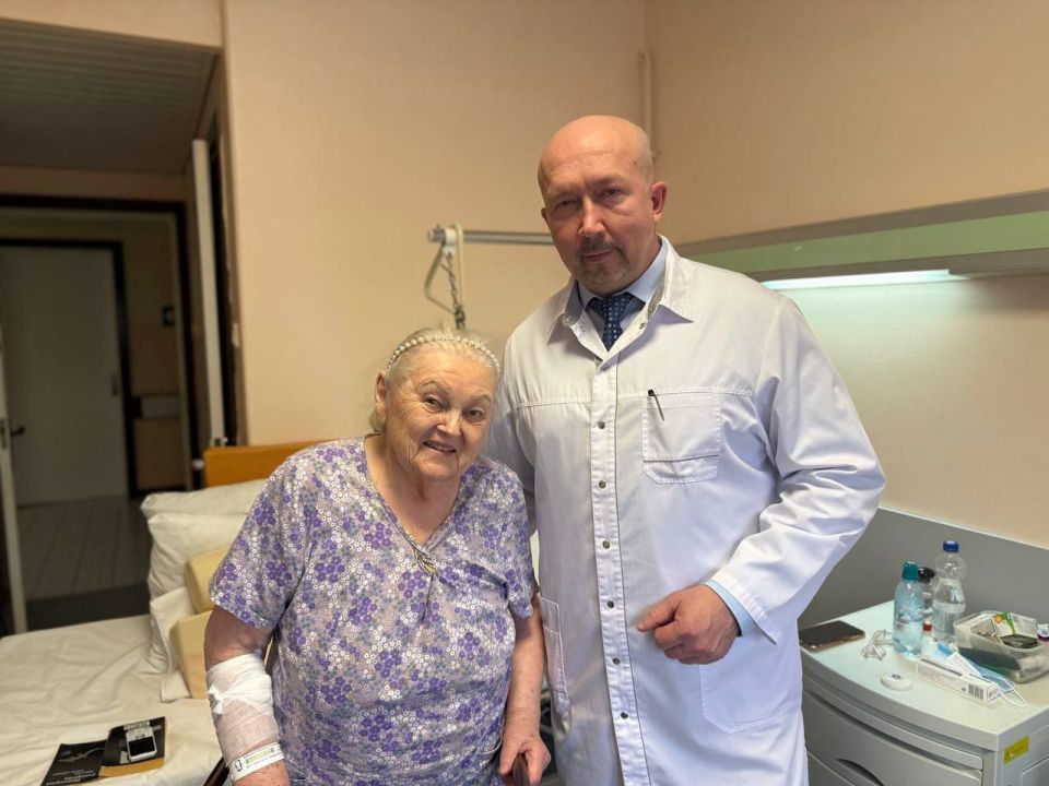 Тюменские врачи заменили тазобедренный сустав 94-летней пациентке