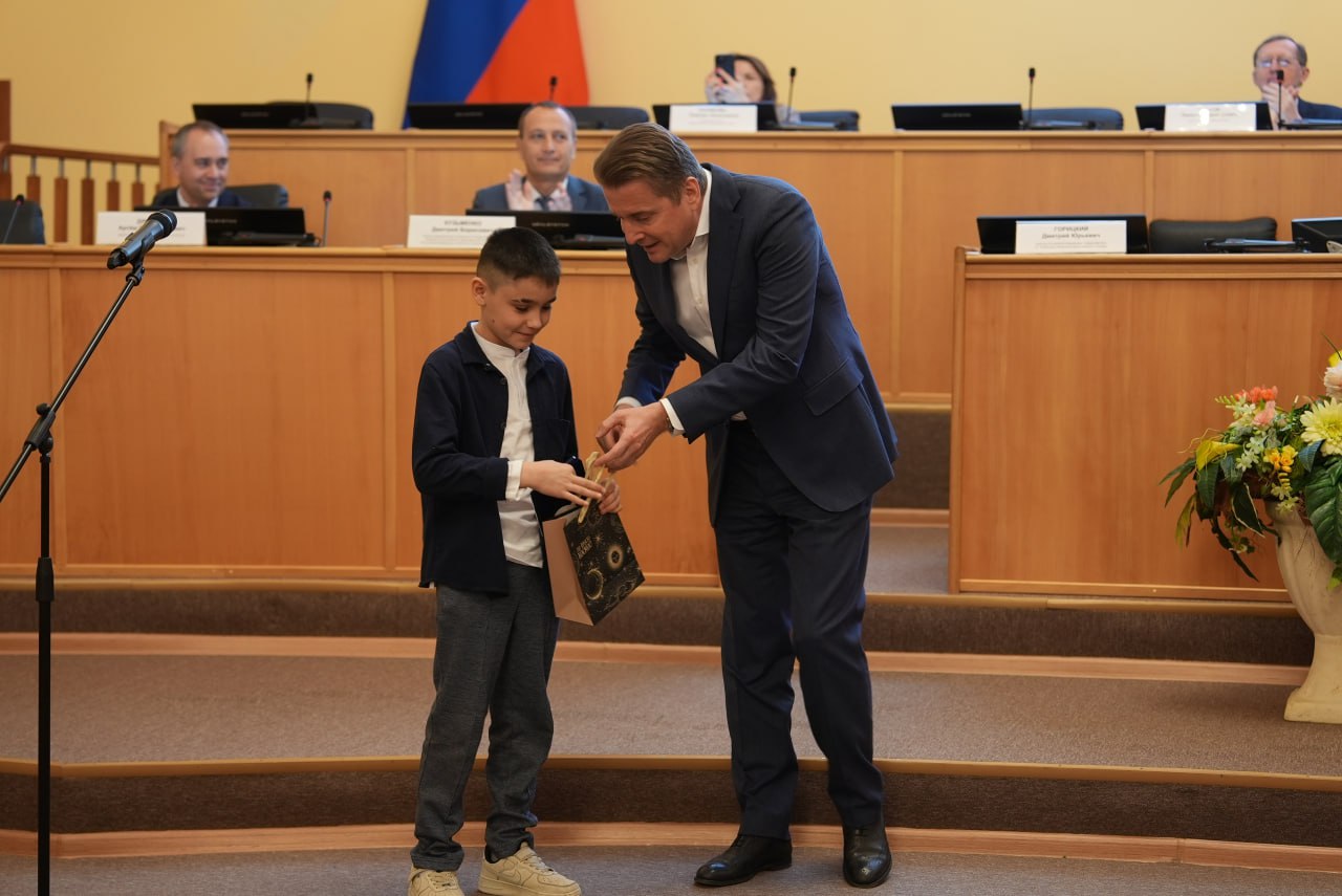 Герои среди нас. Сегодня в Тюменской областной думе в рамках Всероссийского гражданско-патриотического проекта «Дети — герои» награждали подростков из нашей области, совершивших героические поступки в экстремальных ситуациях Герои среди нас. Сегодня в Тюменской областной думе в рамках Всероссийского гражданско-патриотического проекта «Дети — герои» награждали подростков из нашей области, совершивших героические поступки в экстремальных ситуациях