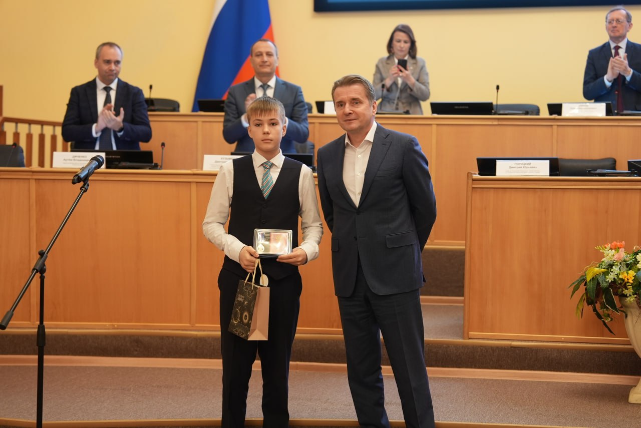 Герои среди нас. Сегодня в Тюменской областной думе в рамках Всероссийского гражданско-патриотического проекта «Дети — герои» награждали подростков из нашей области, совершивших героические поступки в экстремальных ситуациях Герои среди нас. Сегодня в Тюменской областной думе в рамках Всероссийского гражданско-патриотического проекта «Дети — герои» награждали подростков из нашей области, совершивших героические поступки в экстремальных ситуациях