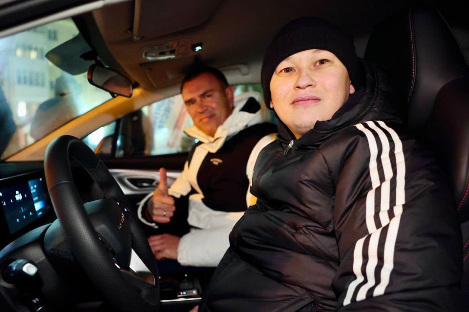 Глава города Тобольска Петр Вагин совместно с руководителем филиала Государственного фонда «Защитники Отечества» по Тюменской области Динарой Поштаренко вручили ключи от специализированного автомобиля ветерану боевых...