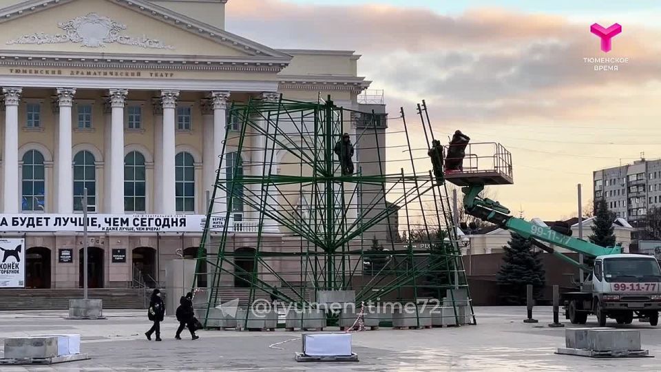 Самую большую елку Тюмени начали ставить на площади 400-летия