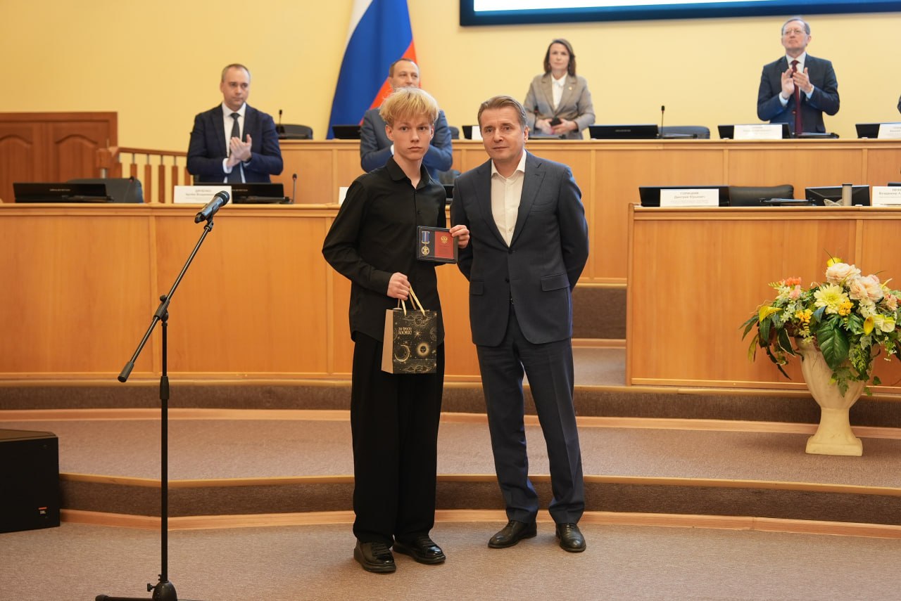 Герои среди нас. Сегодня в Тюменской областной думе в рамках Всероссийского гражданско-патриотического проекта «Дети — герои» награждали подростков из нашей области, совершивших героические поступки в экстремальных ситуациях Герои среди нас. Сегодня в Тюменской областной думе в рамках Всероссийского гражданско-патриотического проекта «Дети — герои» награждали подростков из нашей области, совершивших героические поступки в экстремальных ситуациях