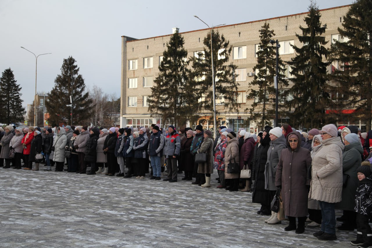 В эти минуты в Заводоуковске проходит торжественная церемония открытия обновленной центральной площади В эти минуты в Заводоуковске проходит торжественная церемония открытия обновленной центральной площади