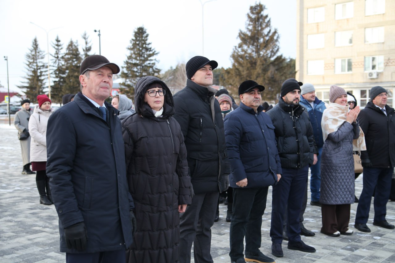 В эти минуты в Заводоуковске проходит торжественная церемония открытия обновленной центральной площади В эти минуты в Заводоуковске проходит торжественная церемония открытия обновленной центральной площади