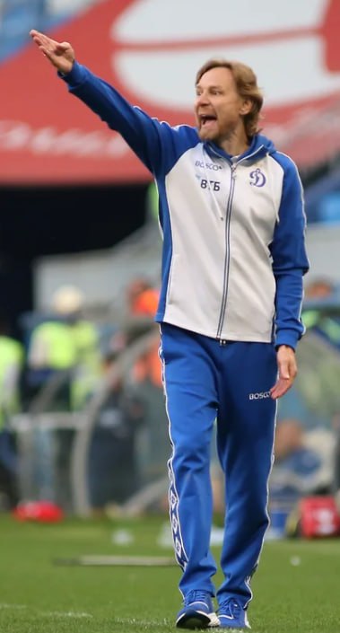 Валерий Карпин в третий раз за те четыре года, что руководит футбольной сборной России, отказался от идеи совмещать пост ее наставника с аналогичной клубной должностью