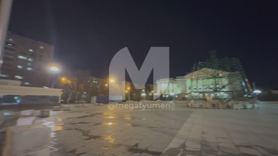 На Площади 400-летия устанавливают главную новогоднюю красавицу!