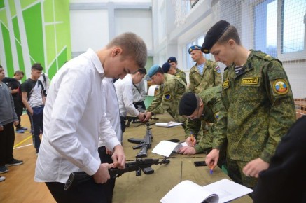 День призывника в Тобольске проводился в разные годы на разных площадках — в автомобильной школе ДОСААФ, в школах города