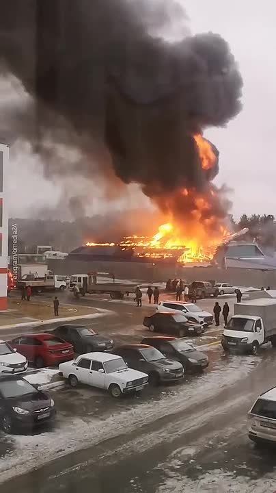 Супермаркет в Сургуте полностью выгорел в результате взрыва