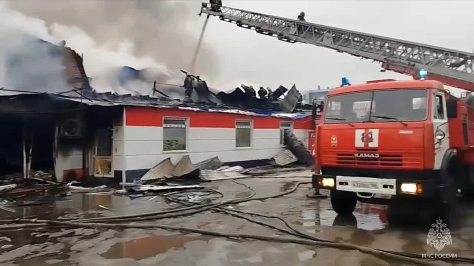 В ходе тушения пожарными эвакуировано 40 газовых баллонов