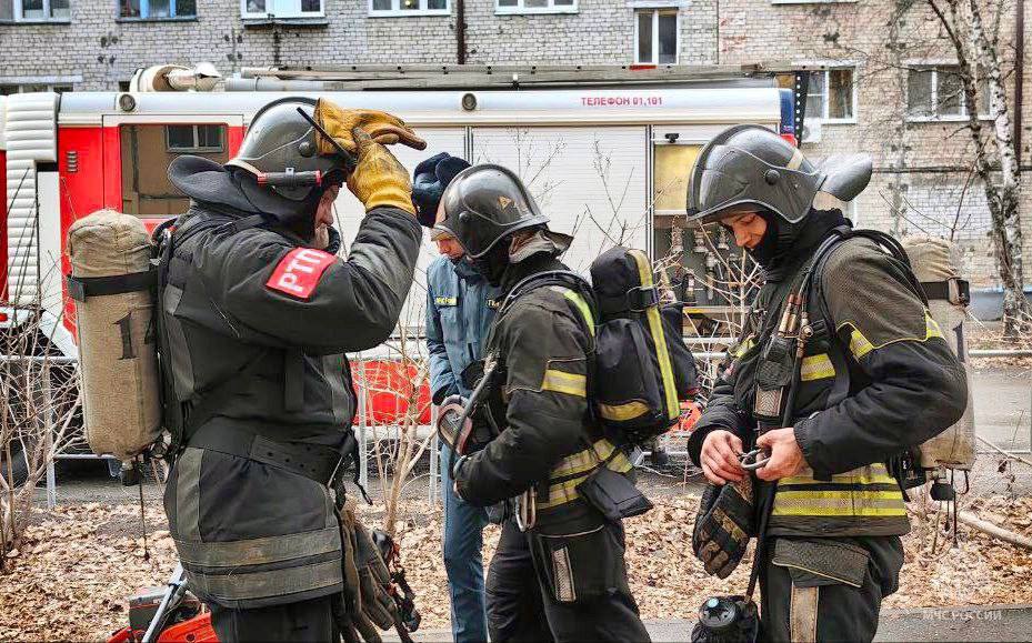 Очевидцы спасли ребенка из задымленной квартиры в Тюмени Очевидцы спасли ребенка из задымленной квартиры в Тюмени