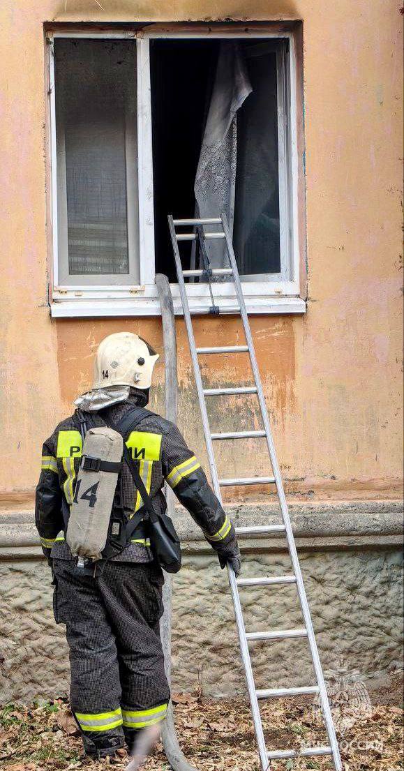 Очевидцы спасли ребенка из задымленной квартиры в Тюмени Очевидцы спасли ребенка из задымленной квартиры в Тюмени