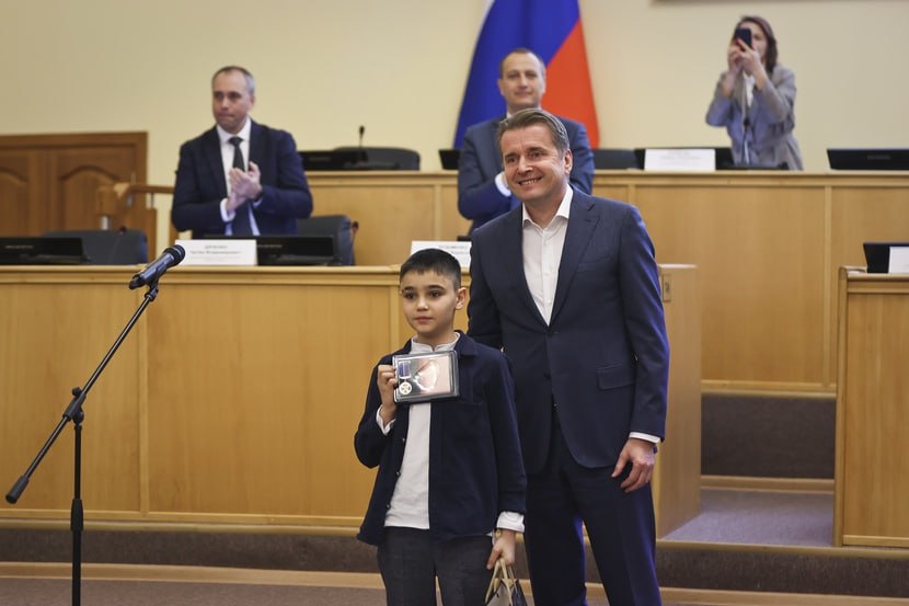 В Тюменской областной Думе наградили юных жителей региона, совершивших героические поступки В Тюменской областной Думе наградили юных жителей региона, совершивших героические поступки