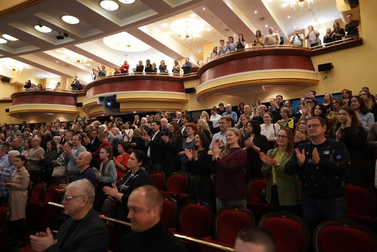 Максим Афанасьев: Для Тюмени два минувших дня стали настоящим праздником! Мастерская «12» Никиты Михалкова провела в нашем городе яркие и насыщенные гастроли, каждый вечер собирая полный зал Максим Афанасьев: Для Тюмени два минувших дня стали настоящим праздником! Мастерская «12» Никиты Михалкова провела в нашем городе яркие и насыщенные гастроли, каждый вечер собирая полный зал