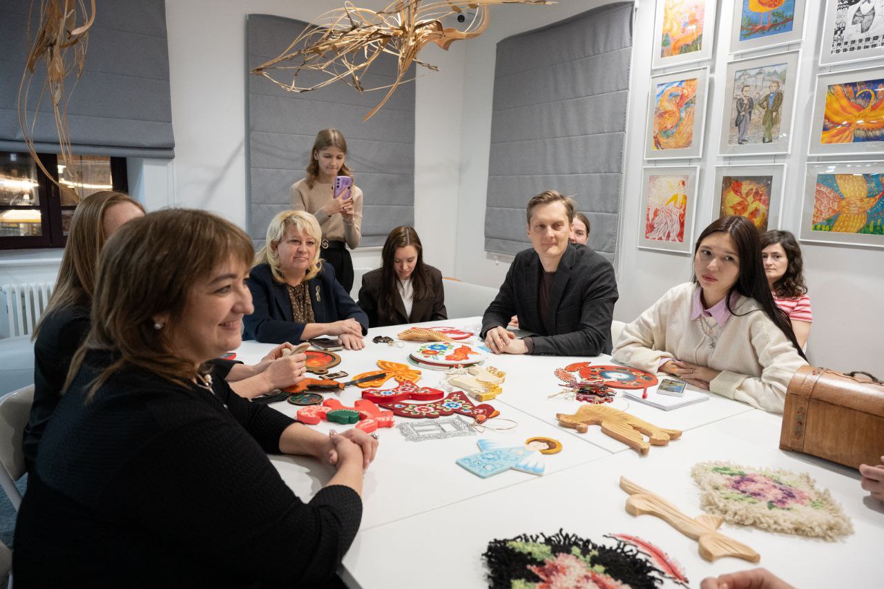 Совсем скоро город погрузится в новогоднюю атмосферу, и улица Дзержинского не станет исключением!