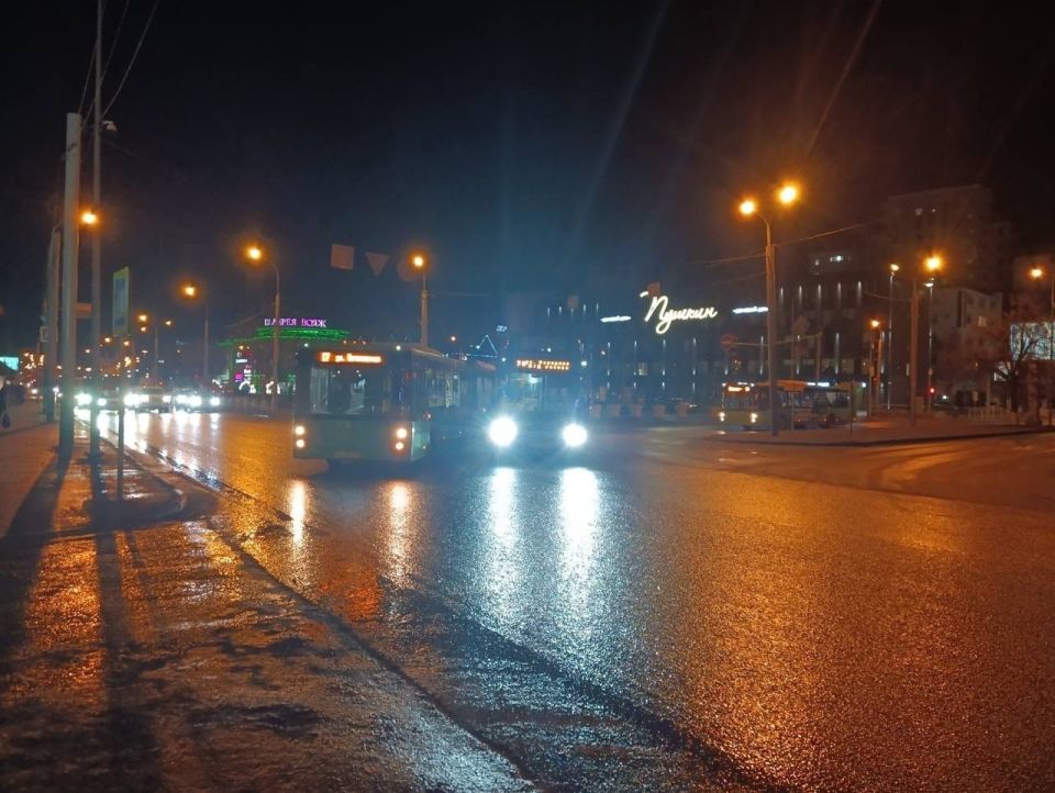 Сегодня утром на улице Мориса Тореза произошло столкновение двух городских автобусов № 73 и № 17. Пострадавших нет