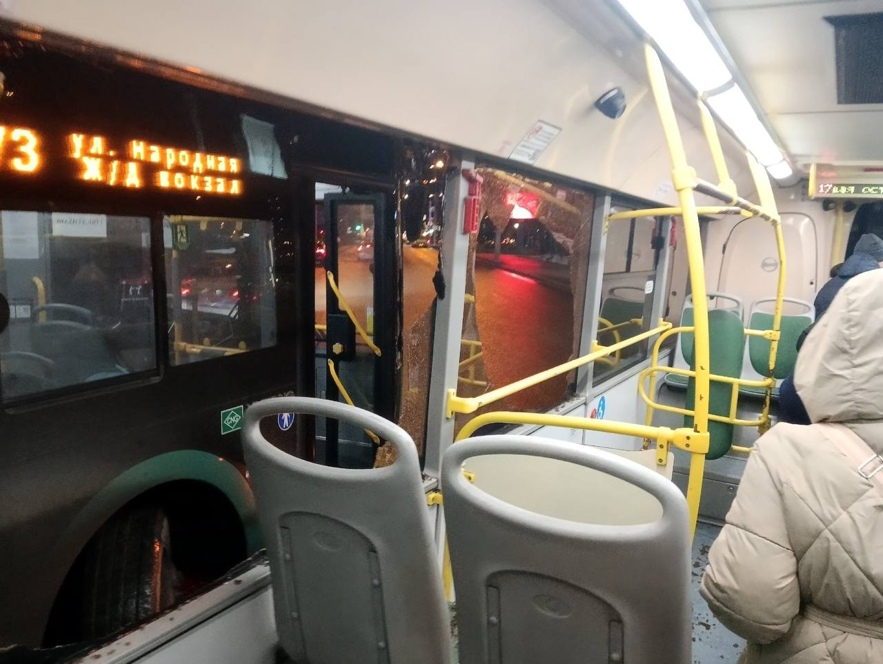 На Мориса Тореза в районе «Галереи Вояж» утром столкнулись пассажирские автобусы! На Мориса Тореза в районе «Галереи Вояж» утром столкнулись пассажирские автобусы!