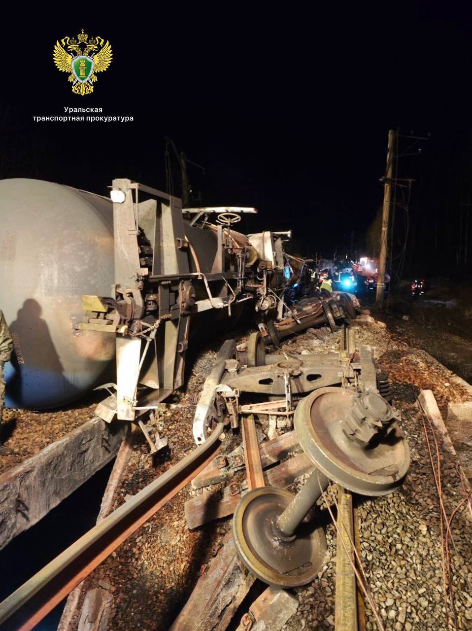 На границе Свердловской области и Пермского края загорелись две цистерны с мазутом — из-за ЧП произошла массовая задержка ЖД рейсов, в том числе тюменских На границе Свердловской области и Пермского края загорелись две цистерны с мазутом — из-за ЧП произошла массовая задержка ЖД рейсов, в том числе тюменских