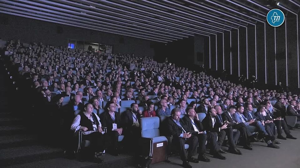 Макет первого Тюменского острога на Исторической площади представил глава Тюмени Максим Афанасьев участникам региональных дней III Всероссийского муниципального форума "МАЛАЯ РОДИНА – СИЛА РОССИИ", который проходит в ТюмГУ...