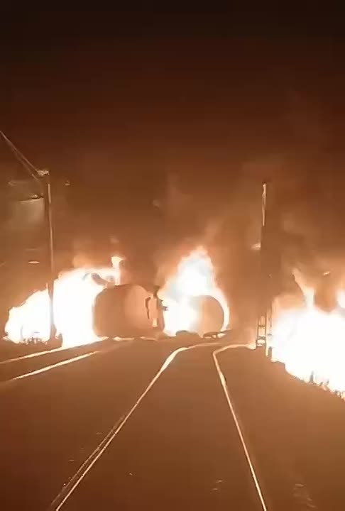 На границе Свердловской области и Пермского края загорелись две цистерны с мазутом — из-за ЧП произошла массовая задержка ЖД рейсов, в том числе тюменских