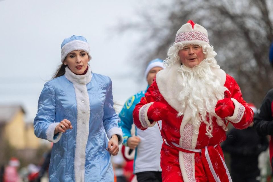 В экопарке «Затюменский» состоялся пятый юбилейный «Забег Дедов Морозов»