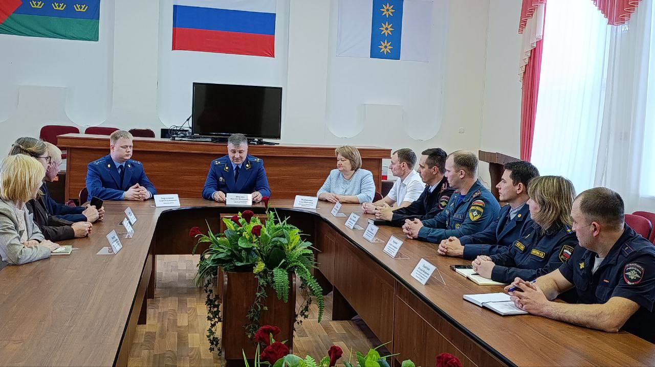 Первый заместитель прокурора Тюменской области Максим Шилин представил коллективам прокуратур Аромашевского и Бердюжского районов, представителям органов местного самоуправления и правоохранительных органов назначенных... Первый заместитель прокурора Тюменской области Максим Шилин представил коллективам прокуратур Аромашевского и Бердюжского районов, представителям органов местного самоуправления и правоохранительных органов назначенных...