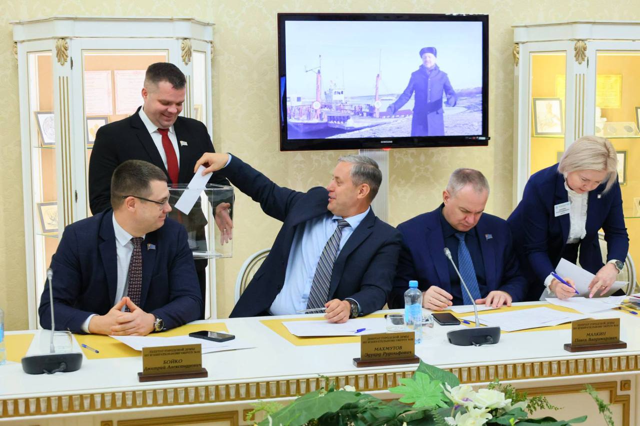 Сегодня на очередном заседании Тобольской городской думы VIII созыва депутаты единогласно избрали Михаила Никитина председателем представительного органа Сегодня на очередном заседании Тобольской городской думы VIII созыва депутаты единогласно избрали Михаила Никитина председателем представительного органа