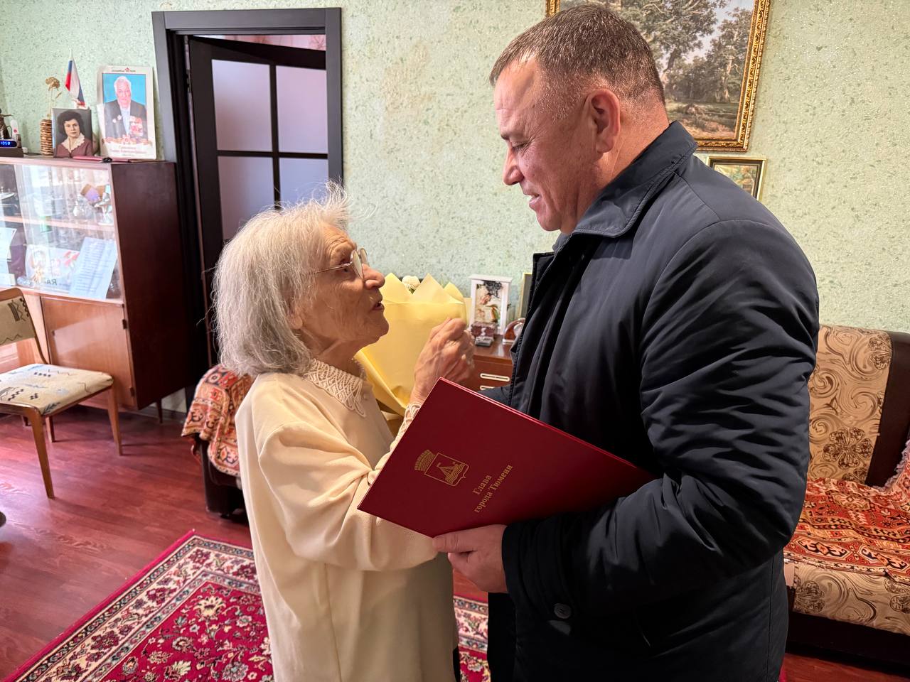 99 лет!. Заместитель главы города Юрий Вавакин поздравил с 99-летием Валентину Гришанову 99 лет!. Заместитель главы города Юрий Вавакин поздравил с 99-летием Валентину Гришанову