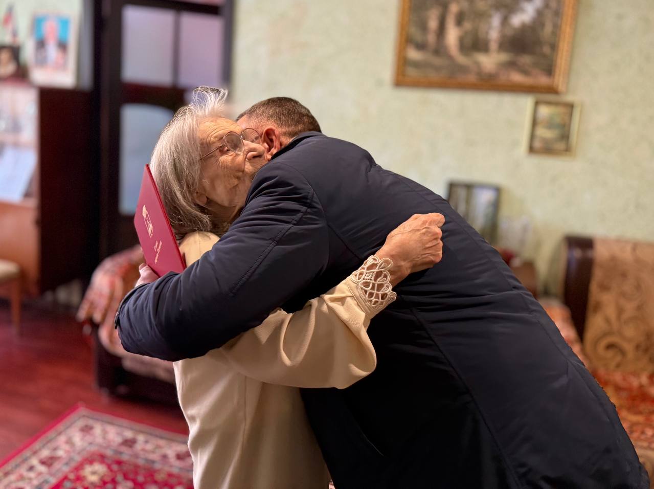 99 лет!. Заместитель главы города Юрий Вавакин поздравил с 99-летием Валентину Гришанову 99 лет!. Заместитель главы города Юрий Вавакин поздравил с 99-летием Валентину Гришанову