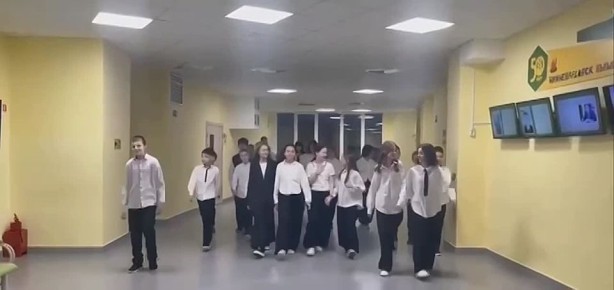 В лицее Нижневартовска вместо звонка на перемену звучит песня SHAMAN «Я русский»