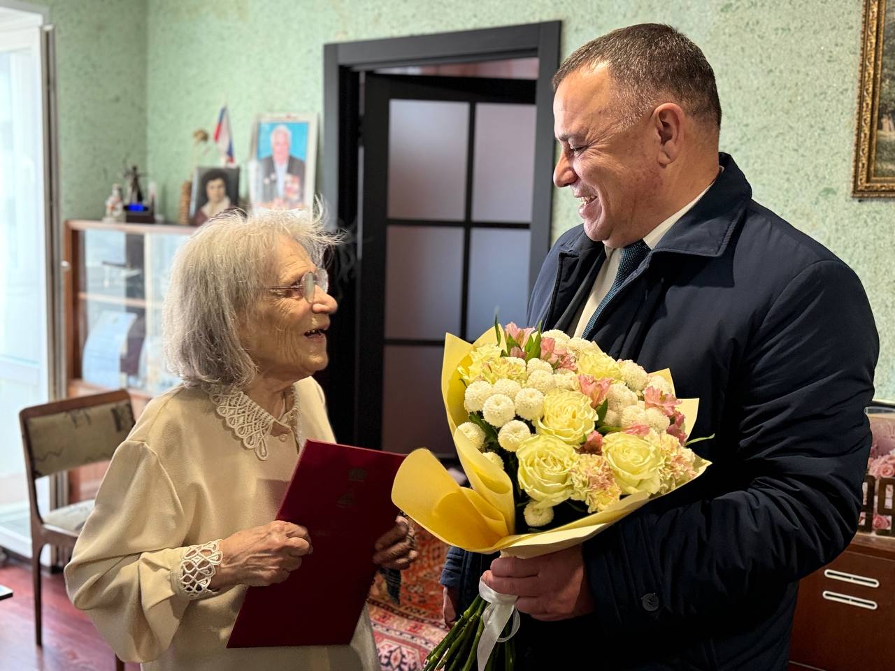 99 лет!. Заместитель главы города Юрий Вавакин поздравил с 99-летием Валентину Гришанову 99 лет!. Заместитель главы города Юрий Вавакин поздравил с 99-летием Валентину Гришанову
