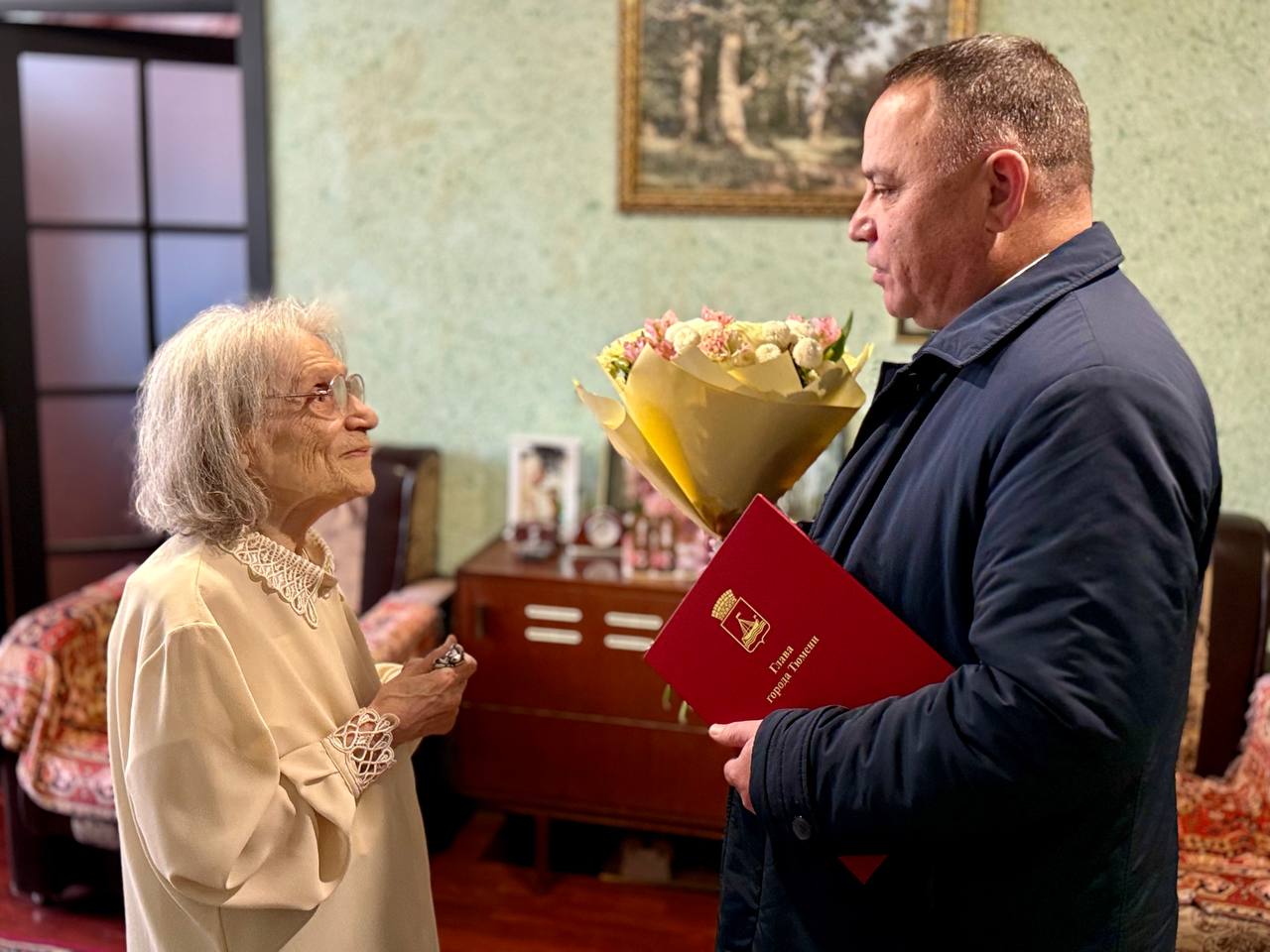99 лет!. Заместитель главы города Юрий Вавакин поздравил с 99-летием Валентину Гришанову 99 лет!. Заместитель главы города Юрий Вавакин поздравил с 99-летием Валентину Гришанову