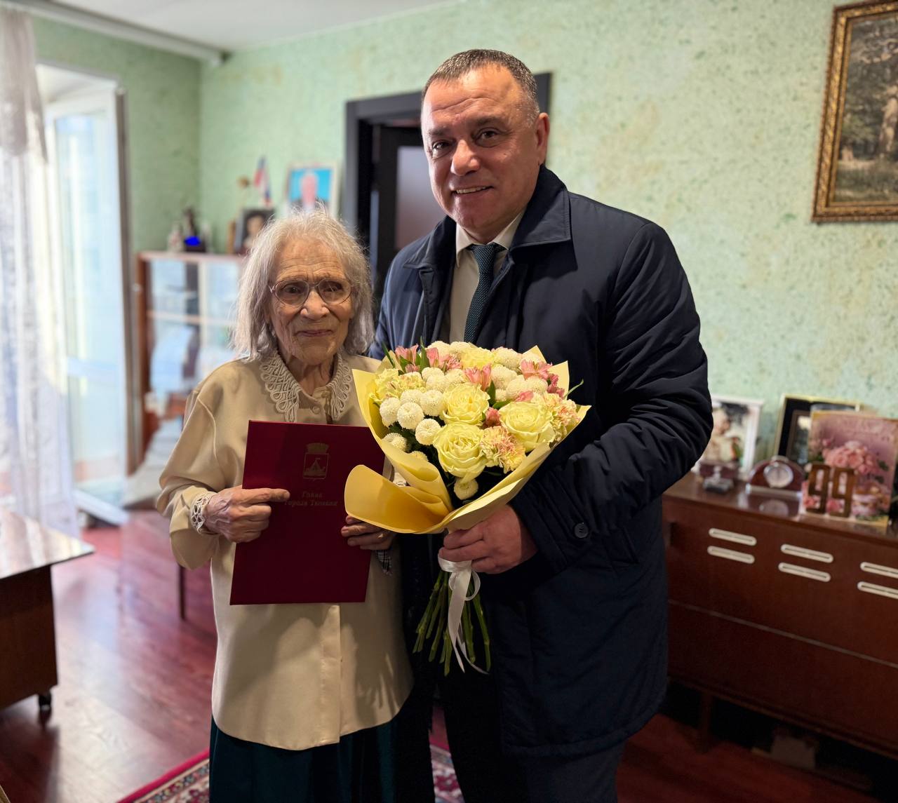 99 лет!. Заместитель главы города Юрий Вавакин поздравил с 99-летием Валентину Гришанову 99 лет!. Заместитель главы города Юрий Вавакин поздравил с 99-летием Валентину Гришанову