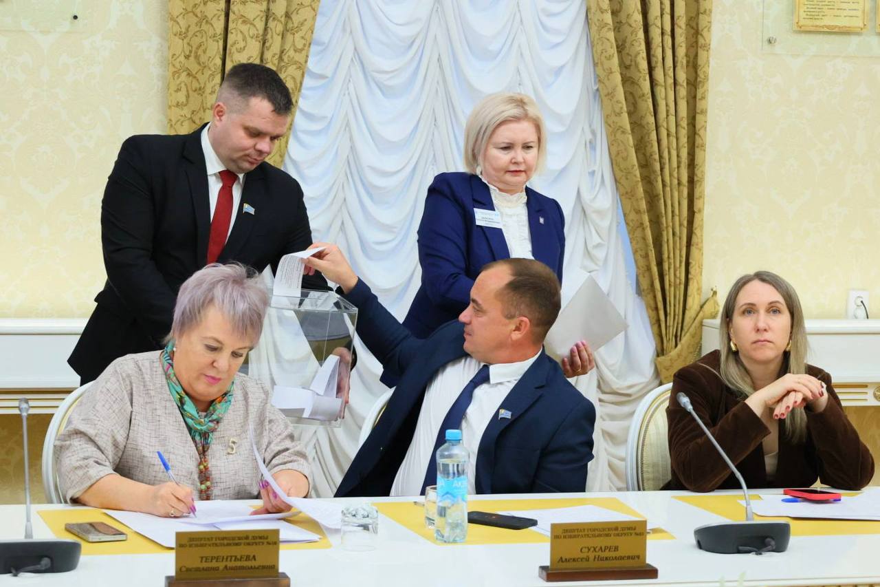 Сегодня на очередном заседании Тобольской городской думы VIII созыва депутаты единогласно избрали Михаила Никитина председателем представительного органа Сегодня на очередном заседании Тобольской городской думы VIII созыва депутаты единогласно избрали Михаила Никитина председателем представительного органа