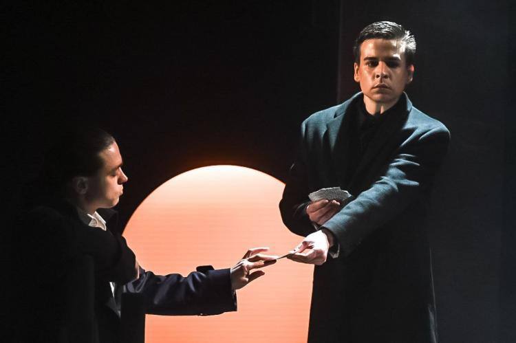 Мистическую историю в одном действии по мотивам повести Александра Пушкина "Пиковая дама" поставили на сцене "Молодость" Тюменского драматического театра Мистическую историю в одном действии по мотивам повести Александра Пушкина "Пиковая дама" поставили на сцене "Молодость" Тюменского драматического театра