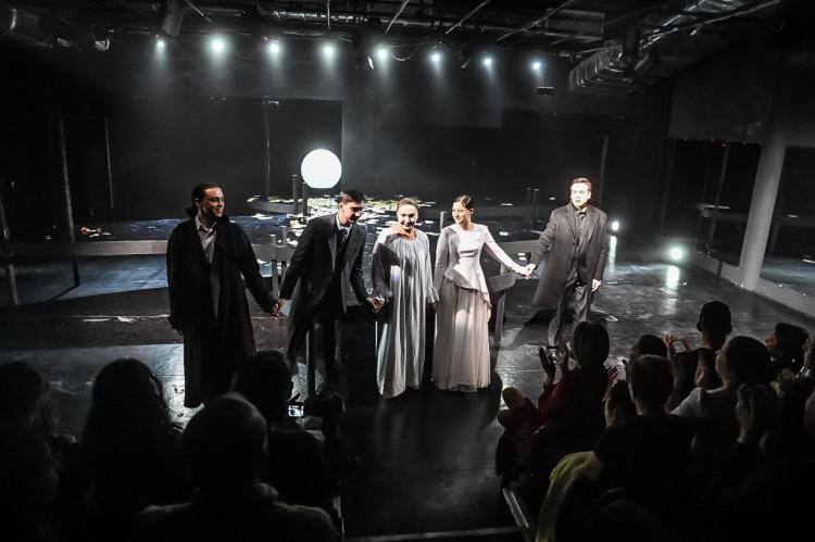 Мистическую историю в одном действии по мотивам повести Александра Пушкина "Пиковая дама" поставили на сцене "Молодость" Тюменского драматического театра Мистическую историю в одном действии по мотивам повести Александра Пушкина "Пиковая дама" поставили на сцене "Молодость" Тюменского драматического театра