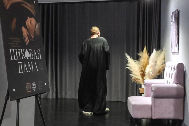 Мистическую историю в одном действии по мотивам повести Александра Пушкина "Пиковая дама" поставили на сцене "Молодость" Тюменского драматического театра Мистическую историю в одном действии по мотивам повести Александра Пушкина "Пиковая дама" поставили на сцене "Молодость" Тюменского драматического театра