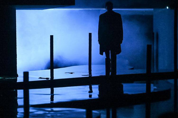 Мистическую историю в одном действии по мотивам повести Александра Пушкина "Пиковая дама" поставили на сцене "Молодость" Тюменского драматического театра Мистическую историю в одном действии по мотивам повести Александра Пушкина "Пиковая дама" поставили на сцене "Молодость" Тюменского драматического театра