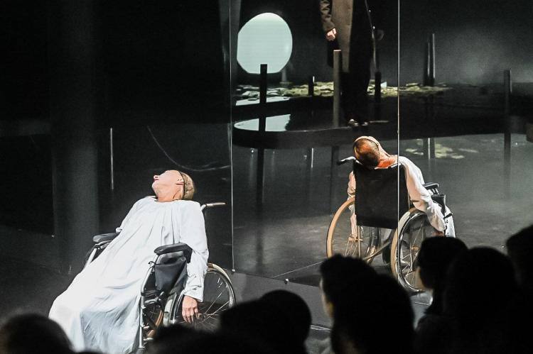 Мистическую историю в одном действии по мотивам повести Александра Пушкина "Пиковая дама" поставили на сцене "Молодость" Тюменского драматического театра Мистическую историю в одном действии по мотивам повести Александра Пушкина "Пиковая дама" поставили на сцене "Молодость" Тюменского драматического театра