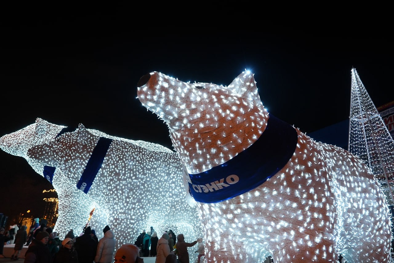Максим Афанасьев: Сегодня на Цветном бульваре стало еще ярче и волшебнее! Вместе с тюменцами мы зажгли традиционный новогодний арт-объект «Белые медведи» Максим Афанасьев: Сегодня на Цветном бульваре стало еще ярче и волшебнее! Вместе с тюменцами мы зажгли традиционный новогодний арт-объект «Белые медведи»