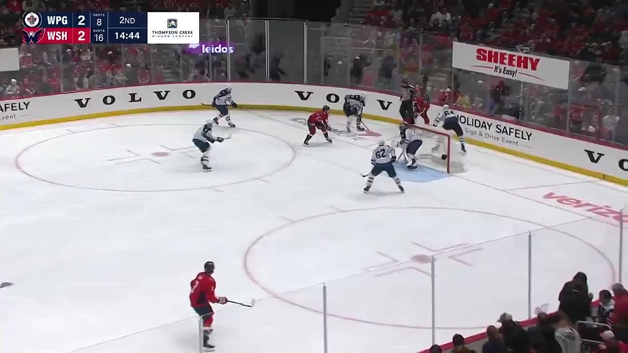 Александр Овечкин после церемонии чествования забросил 11-ю шайбу в сезоне и 908 в регулярных чемпионатах