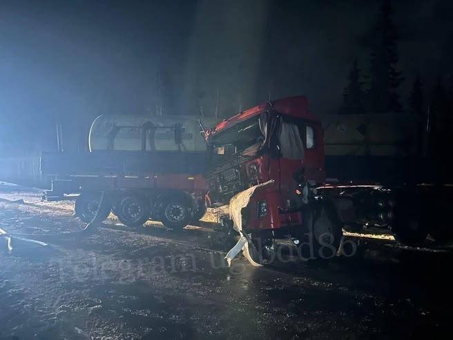 На тюменской трассе лоб в лоб столкнулись грузовики, погибли 2 водителя На тюменской трассе лоб в лоб столкнулись грузовики, погибли 2 водителя