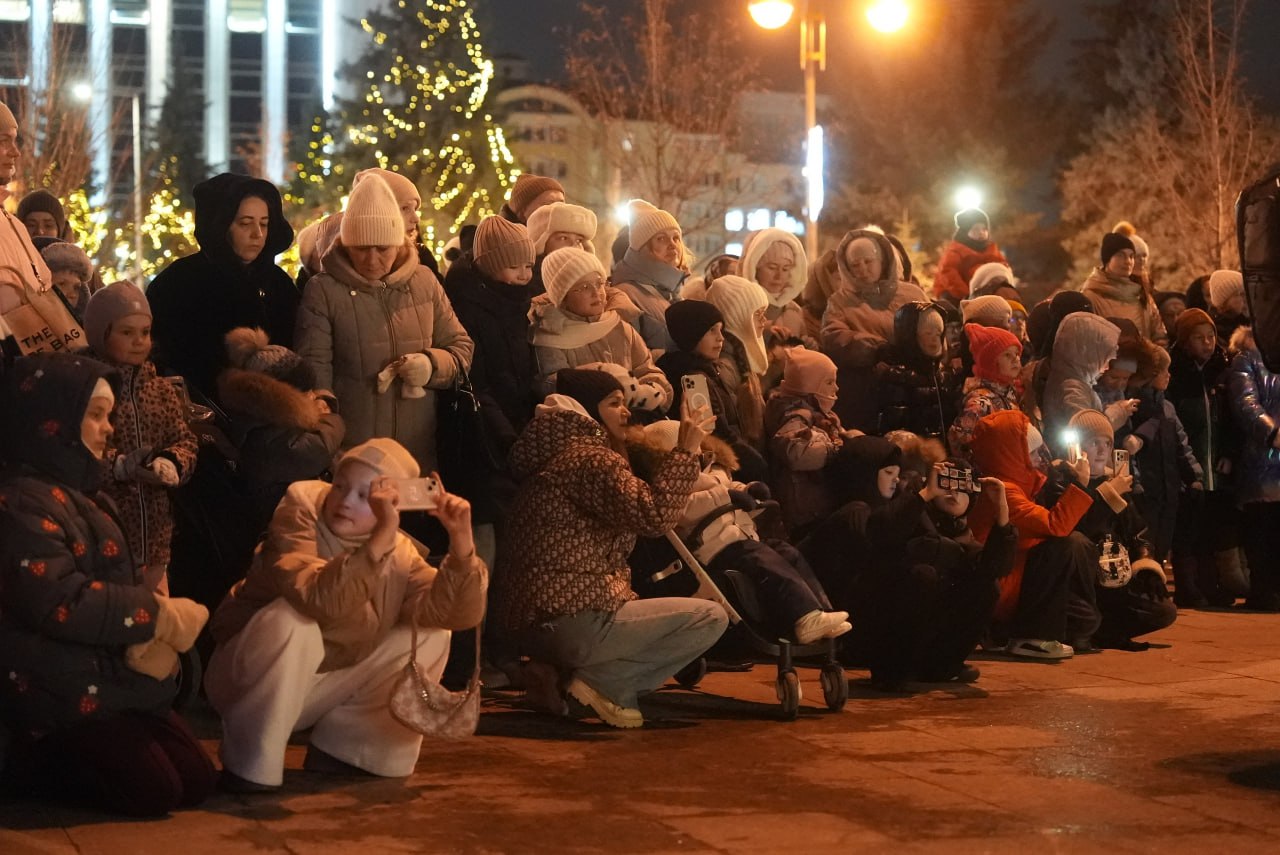 Максим Афанасьев: Сегодня на Цветном бульваре стало еще ярче и волшебнее! Вместе с тюменцами мы зажгли традиционный новогодний арт-объект «Белые медведи» Максим Афанасьев: Сегодня на Цветном бульваре стало еще ярче и волшебнее! Вместе с тюменцами мы зажгли традиционный новогодний арт-объект «Белые медведи»