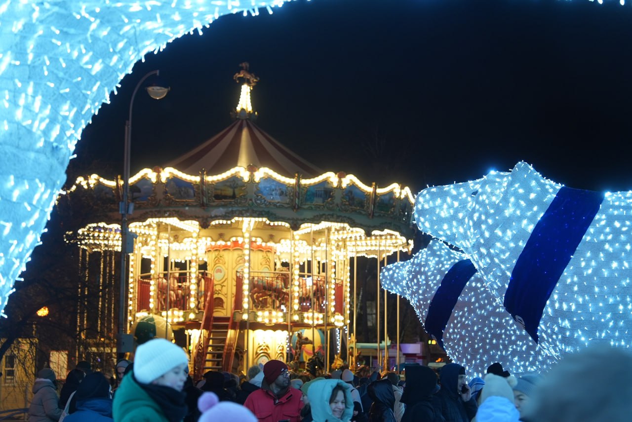 Максим Афанасьев: Сегодня на Цветном бульваре стало еще ярче и волшебнее! Вместе с тюменцами мы зажгли традиционный новогодний арт-объект «Белые медведи» Максим Афанасьев: Сегодня на Цветном бульваре стало еще ярче и волшебнее! Вместе с тюменцами мы зажгли традиционный новогодний арт-объект «Белые медведи»